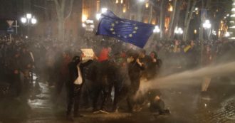 Copertina di Georgia, proteste fuori dal Parlamento dopo l’ok alla legge sugli “agenti stranieri”: scontri con la polizia, usati cannoni ad acqua e spray