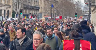 Copertina di Parigi, migliaia di persone al corteo contro la riforma delle pensioni di Macron: “Mobilitazione storica”. Trecento manifestazioni in Francia