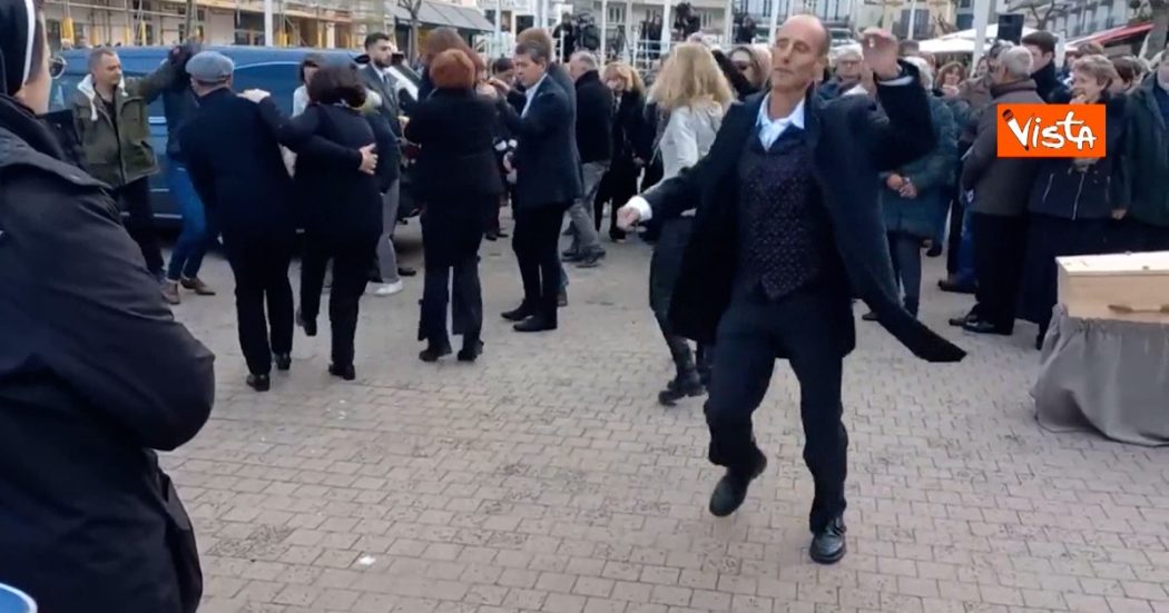 Balla al funerale della moglie e la folla lo segue: il video del vedovo della professoressa uccisa in Francia fa il giro del web