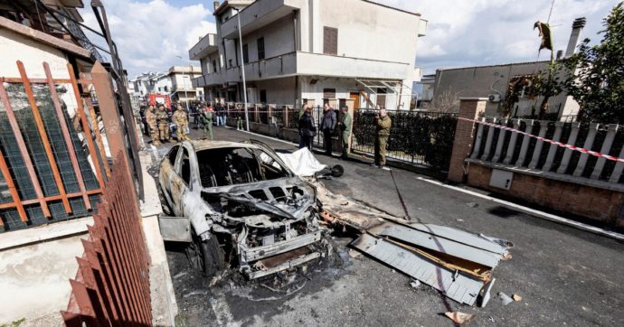 Roma, scontro tra aerei. Uno cade tra le case