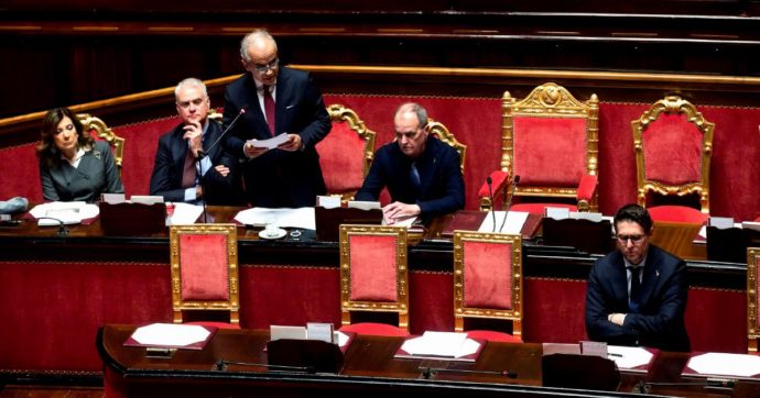 Cutro, Piantedosi lasciato da solo: fa il compitino sui migranti