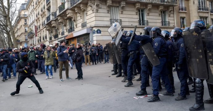 Parigi, no alla riforma delle pensioni: battaglia in aula e nelle strade