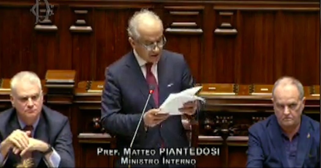 Crotone, Piantedosi in Aula torna sulle sue dichiarazioni sui migranti: “Male interpretato”. Proteste dall’opposizione: “Smettila, basta”