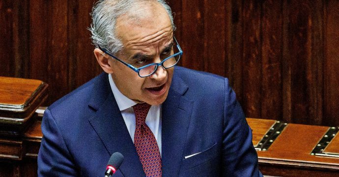 Naufragio Crotone, Piantedosi alla Camera: “Prima chiamata d’emergenza solo alle 4. Grave falsità che il governo impedisca soccorsi” – la diretta