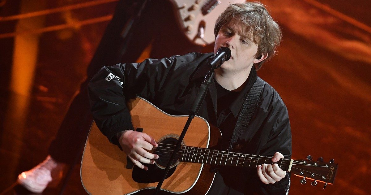 Lewis Capaldi in tour, saltano le date di Zurigo e Milano. Il cantante commenta: “Ho il cuore a pezzi”