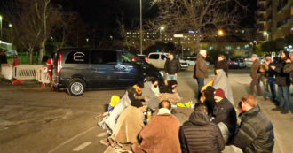 Copertina di Naufragio a Crotone, i furgoni lasciano il PalaMilone diretti a Bologna con 14 salme: fuori la protesta dei parenti delle vittime – Video
