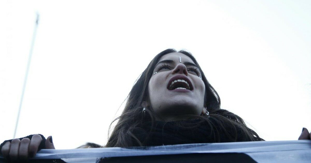 La teoria di Charlie Taylor e il concetto di “Decentering Men”: niente più follie per amore, le ragazze adesso vogliono “decentrare gli uomini”