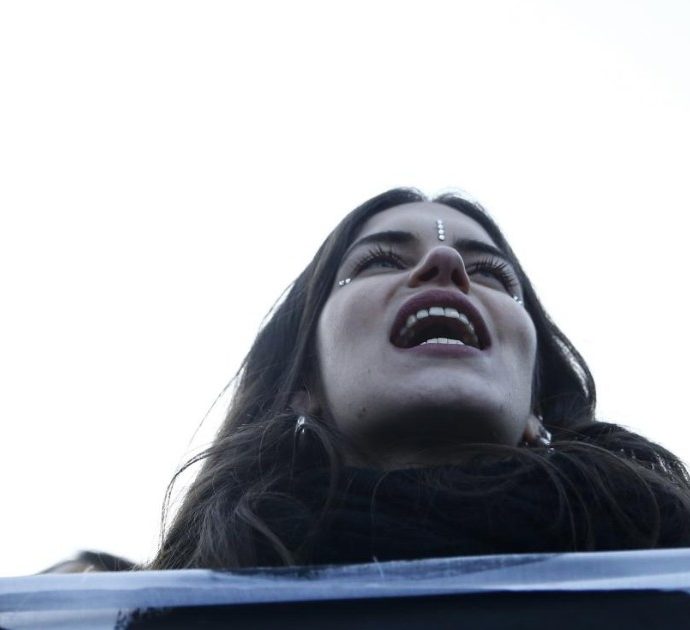 La teoria di Charlie Taylor e il concetto di “Decentering Men”: niente più follie per amore, le ragazze adesso vogliono “decentrare gli uomini”