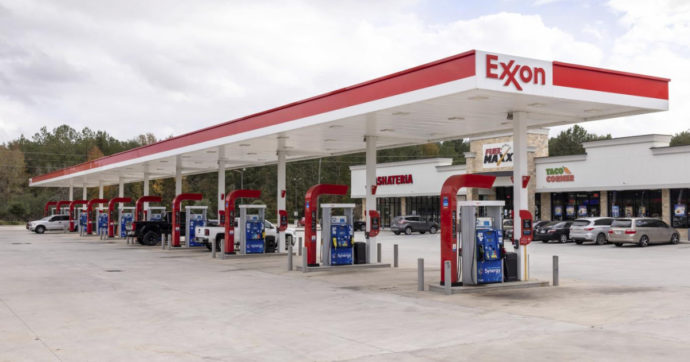 La compagnia Exxon torna a minacciare l’Europa: “Meno investimenti se rimane la tassa sugli extraprofitti”