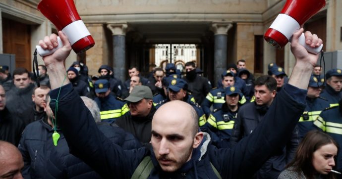 Georgia, continua la protesta contro la legge sugli “agenti stranieri”. Usa dalla parte dei manifestanti: “Siamo col popolo”