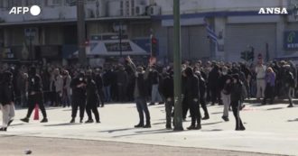 Copertina di Incidente ferroviario in Grecia, in 50mila scendono in piazza: tensioni tra manifestanti e polizia ad Atene – Video