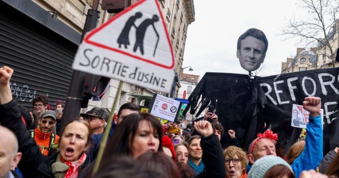Francia, sindacati vogliono parlargli: Macron li snobba