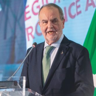 Copertina di Le Province già s’allargano. Più posti in Aula e Giunta