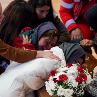 Copertina di Naufragio di Cutro, una figuraccia del dolore: “Il governo gioca coi morti”