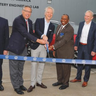 Copertina di Auto elettriche, gli Usa rubano all’Ue le mega-fabbriche di batterie