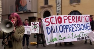 Copertina di 8 marzo, il presidio di Non una di meno a Roma contro il fast fashion: “L’80% delle persone sfruttate nel tessile è donna”