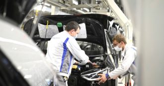 Copertina di Elettrico, la guerra dei sussidi: Volkswagen va a produrre batterie negli Usa (con gli incentivi di Biden). Il settore pretende più aiuti dall’Europa