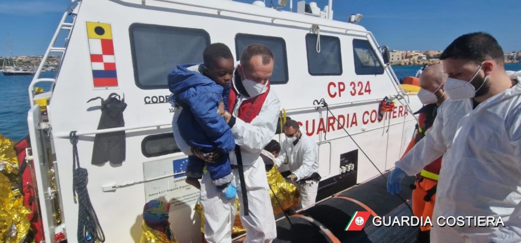 Una immagine del soccorso della Guardia costiera a Lampedusa, 8 marzo 2023. Un barchino di 7 metri è naufragato in area Sar a largo di Lampedusa. A soccorrere 38 migranti, fra cui 11 donne e un minore, sono stati i militari della Capitaneria di porto e della Guardia di finanza. Non sono stati riferiti dispersi in mare. ANSA/ GUARDIA COSTIERA ++HO – NO SALES EDITORIAL USE ONLY++