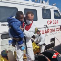 Una immagine del soccorso della Guardia costiera a Lampedusa, 8 marzo 2023. Un barchino di 7 metri è naufragato in area Sar a largo di Lampedusa. A soccorrere 38 migranti, fra cui 11 donne e un minore, sono stati i militari della Capitaneria di porto e della Guardia di finanza. Non sono stati riferiti dispersi in mare. ANSA/ GUARDIA COSTIERA ++HO – NO SALES EDITORIAL USE ONLY++