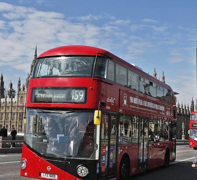 Viaggi nel Regno Unito, scattano le sanzioni per l’obbligo dell’ETA: ecco come richiederla, i costi e le tempistiche