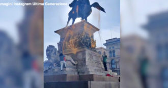 Copertina di Milano, attivisti per il clima imbrattano la statua di Vittorio Emanuele II in piazza Duomo: il video del blitz