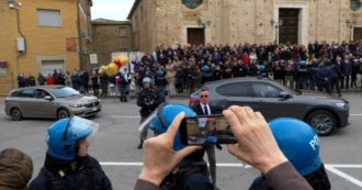 Copertina di Cutro, manifestanti lanciano peluche contro le auto di Meloni e dei ministri:” Vergogna”. Applausi da un gruppo di sostenitori del governo