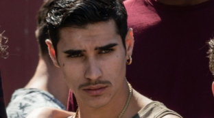 Copertina di Mare Fuori, Antonio D’Aquino risponde all’hater che lo attacca: “Parli più su Tik Tok che nella serie”