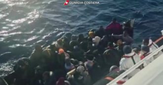Copertina di Barcone con 105 migranti a bordo si ribalta nel Mediterraneo: oltre settanta dispersi. Recuperati due corpi