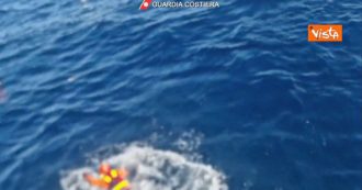 Copertina di Migranti, raffica di sbarchi a Lampedusa. Il lancio del salvagente, poi l’abbordaggio: il salvataggio della Guardia costiera