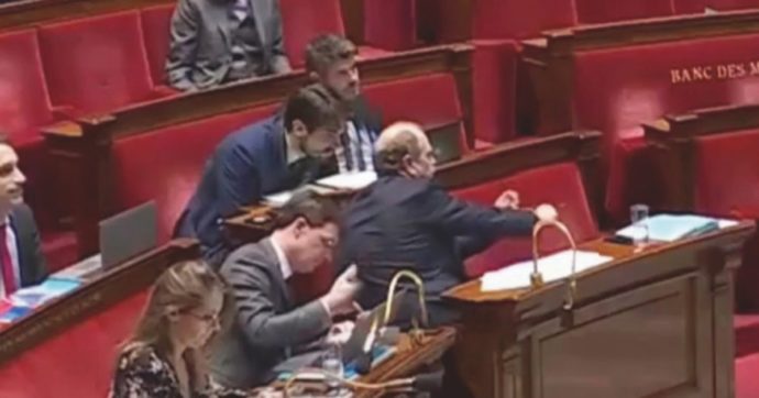 Fa gesto dell’ombrello, è polemica sul ministro