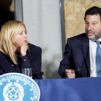 Copertina di Migranti: figuraccia Meloni a Cutro, tra gaffe, contestazioni e retromarce