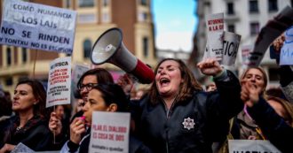 Copertina di È violento anche lo Stato che lascia sole le donne nella povertà e nella precarietà