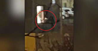 Copertina di Strage ad Amburgo, il video degli spari nella chiesa dei testimoni di Geova: l’assassino fa fuoco dalla finestra