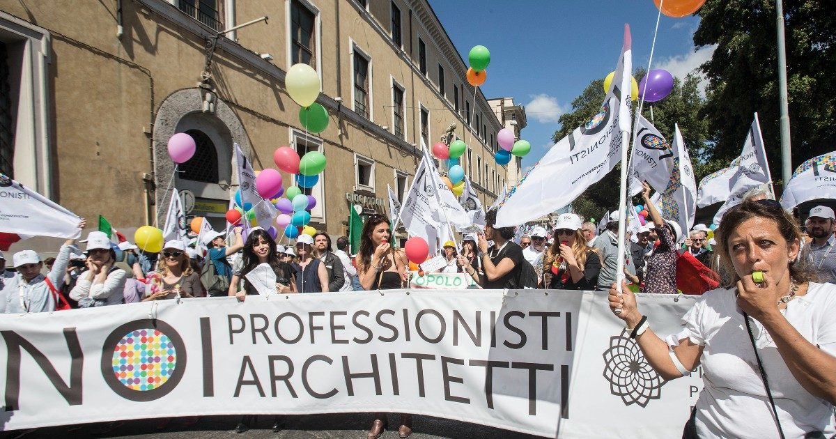 Lavoro povero – I giovani architetti sfruttati negli studi delle archistar: “700 euro al mese per 10 ore al giorno”. “I contratti? Finte partite Iva senza tutele”
