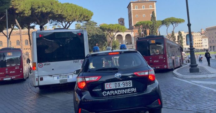 Roma, pestarono e rapinarono bengalese su un autobus: arrestati tre ragazzi tra cui due 17enni. Contestato l’odio razziale