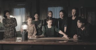 Copertina di “Women Talking”, donne che corrono coi lupi (nel 1600)