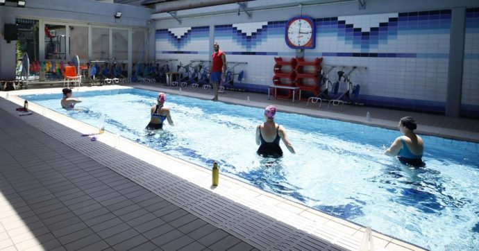Topless libero nelle piscine pubbliche a Berlino: la decisione dopo una denuncia per discriminazione