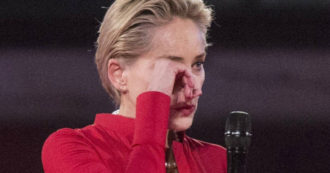 Copertina di Sharon Stone rivela: “Un dirigente Sony mi sventolò il pe*e in faccia”