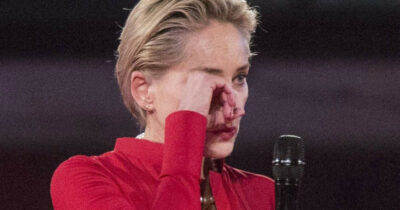 Copertina di Sharon Stone: “Per Basic Instinct persi la custodia di mio figlio. E ai Golden Globe tutti ridevano di me, volevo strisciare in un buco”