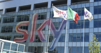 Copertina di Sky Italia presenta il suo piano di “upskilling, reskilling, insourcing”. Traduzione: 1.200 a rischio esubero