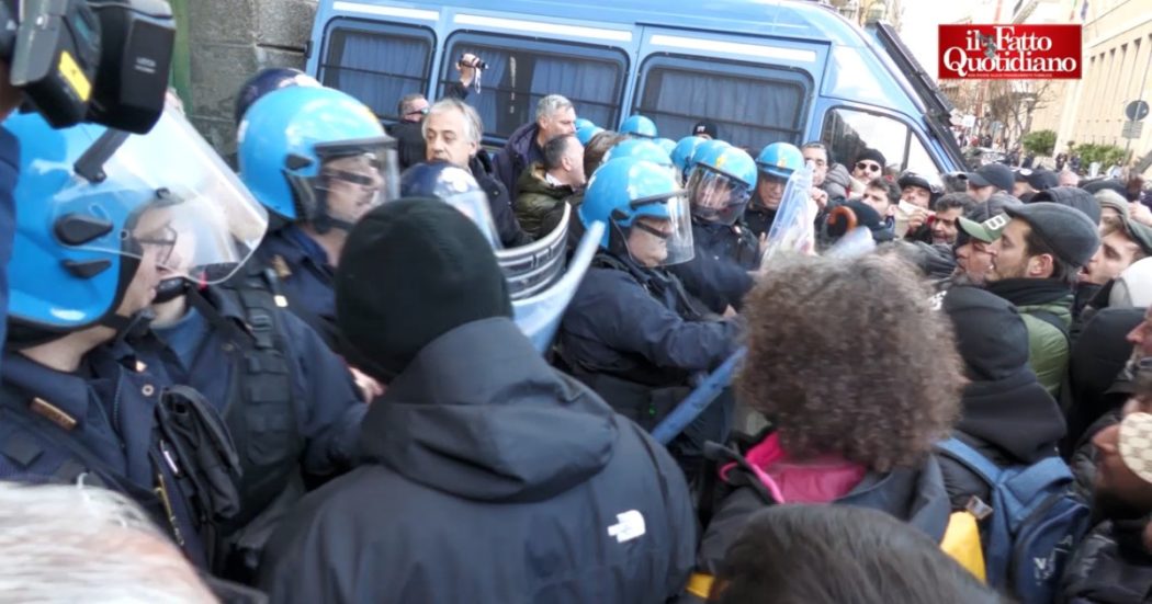 Corteo a difesa del Reddito di cittadinanza a Napoli, i disoccupati tentano di entrare in Comune: tensioni con la polizia – Video