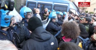 Copertina di Corteo a difesa del Reddito di cittadinanza a Napoli, i disoccupati tentano di entrare in Comune: tensioni con la polizia – Video