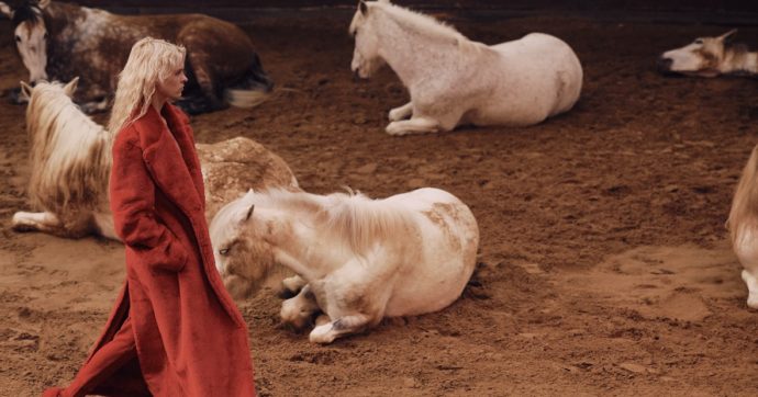 Stella McCartney firma la sua collezione invernale più sostenibile di sempre. E la sfilata è uno show: maestosi cavalli “danzano” accanto alle modelle