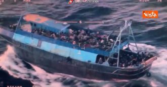 Copertina di Migranti, salvate 1200 persone in poche ore: la Guardia Costiera diffonde il video del barcone in balia delle onde