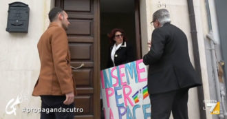 Copertina di Cutro, una signora espone un cartello pacifista ma un uomo della sicurezza la identifica. Il video di Propaganda Live