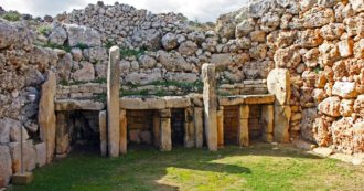 Copertina di Malta, studente 18enne in gita con la scuola sfregia un monumento patrimonio dell’Unesco: “Danni irreparabili”. Condannato a 2 anni e 15mila euro di multa