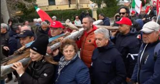 Cutro, associazioni in piazza dopo il naufragio del 26 febbraio: “Fermiamo la strage”. Segui la diretta