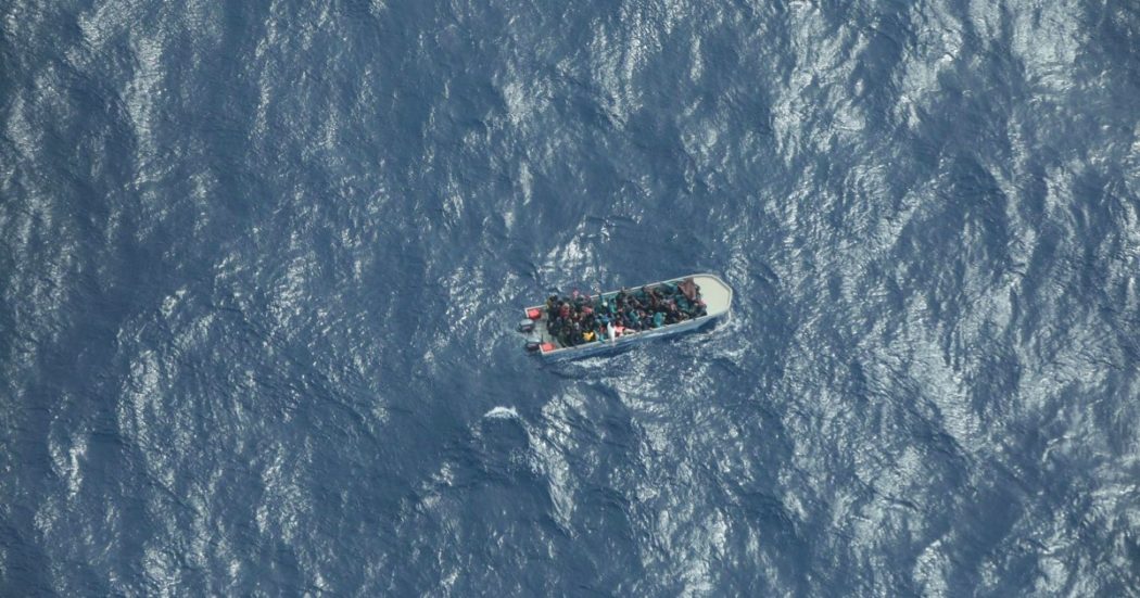 Si è rovesciata la barca alla deriva con 47 migranti a bordo. Mediterranea: “Molti i dispersi, nessuno è voluto intervenire”