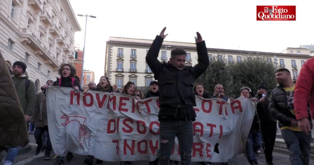 Napoli, disoccupati in piazza per difendere il reddito: “L’alternativa è il lavoro pagato 4 euro l’ora. Così si gioca sulla fame delle persone”