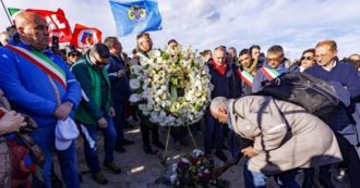 Copertina di Migranti, la diretta – 5mila persone al corteo di Cutro, anche i parenti delle vittime. Sindaco di Lampedusa: “È un’emergenza umanitaria”